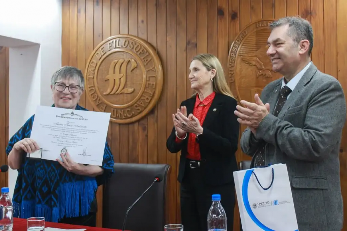 imagen La FFyL  distinguió a la reconocida escritora María Teresa Andruetto